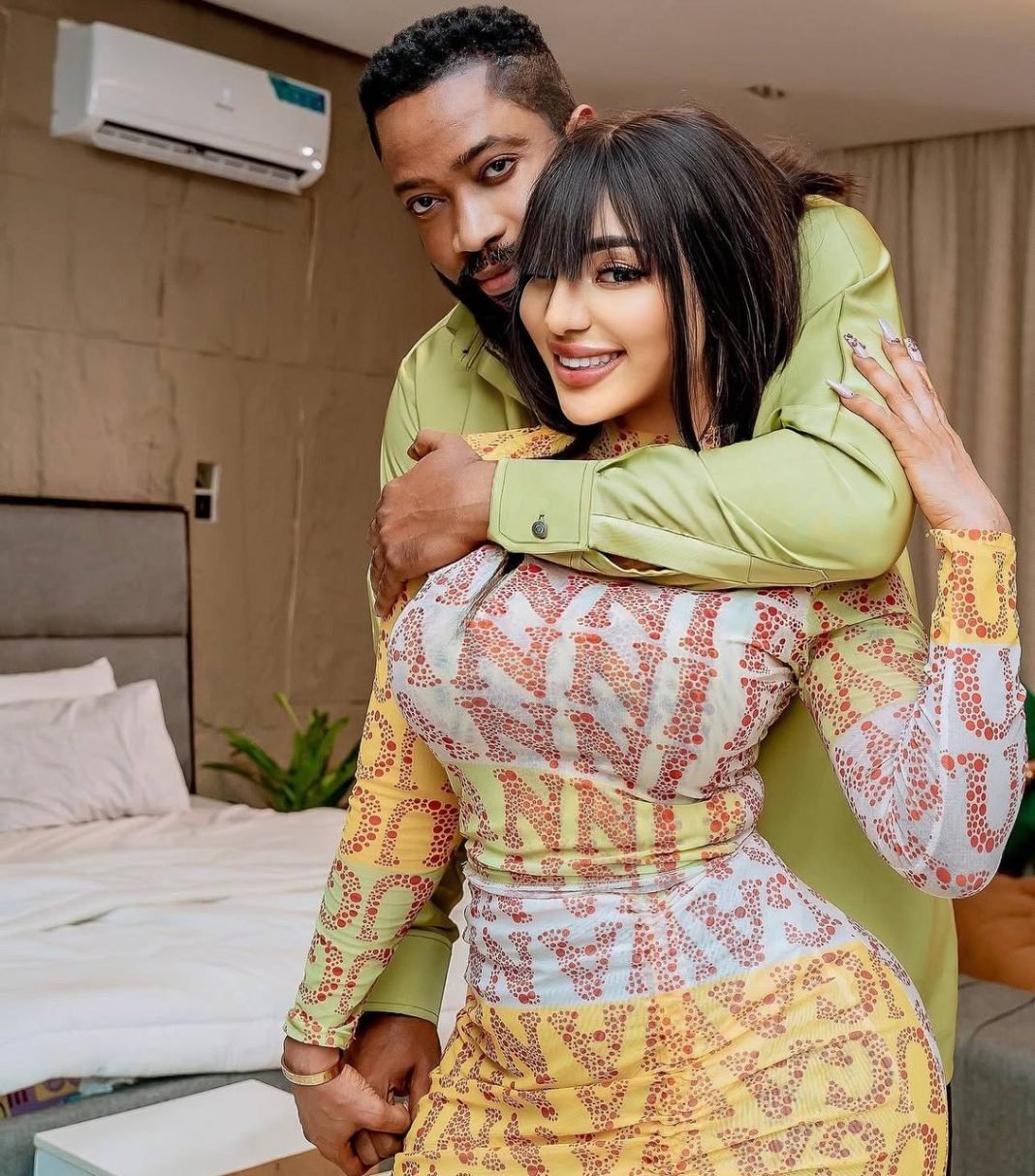You are currently viewing Les Amours Cachées des Stars — Pourquoi Tant de Couples Choisissent le Secret dans l’Industrie du Cinéma Nigérian