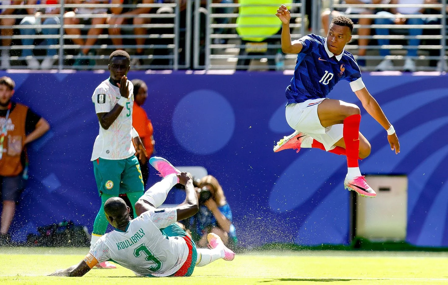 You are currently viewing Coupe du monde 2026 : Le Sénégal tombe avec les honneurs face à la France – Mbappé double Pelé et célèbre avec une flûte