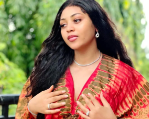Lire la suite à propos de l’article Regina Daniels : le parcours d’une actrice devenue businesswoman