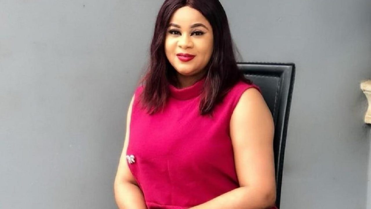 You are currently viewing Uju Okoli : l’actrice discrète qui a tracé sa propre route à Nollywood